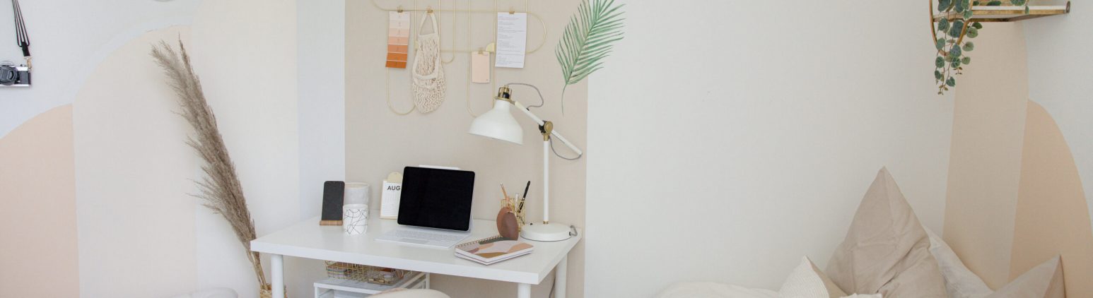 photo-of-a-white-and-beige-home-office
